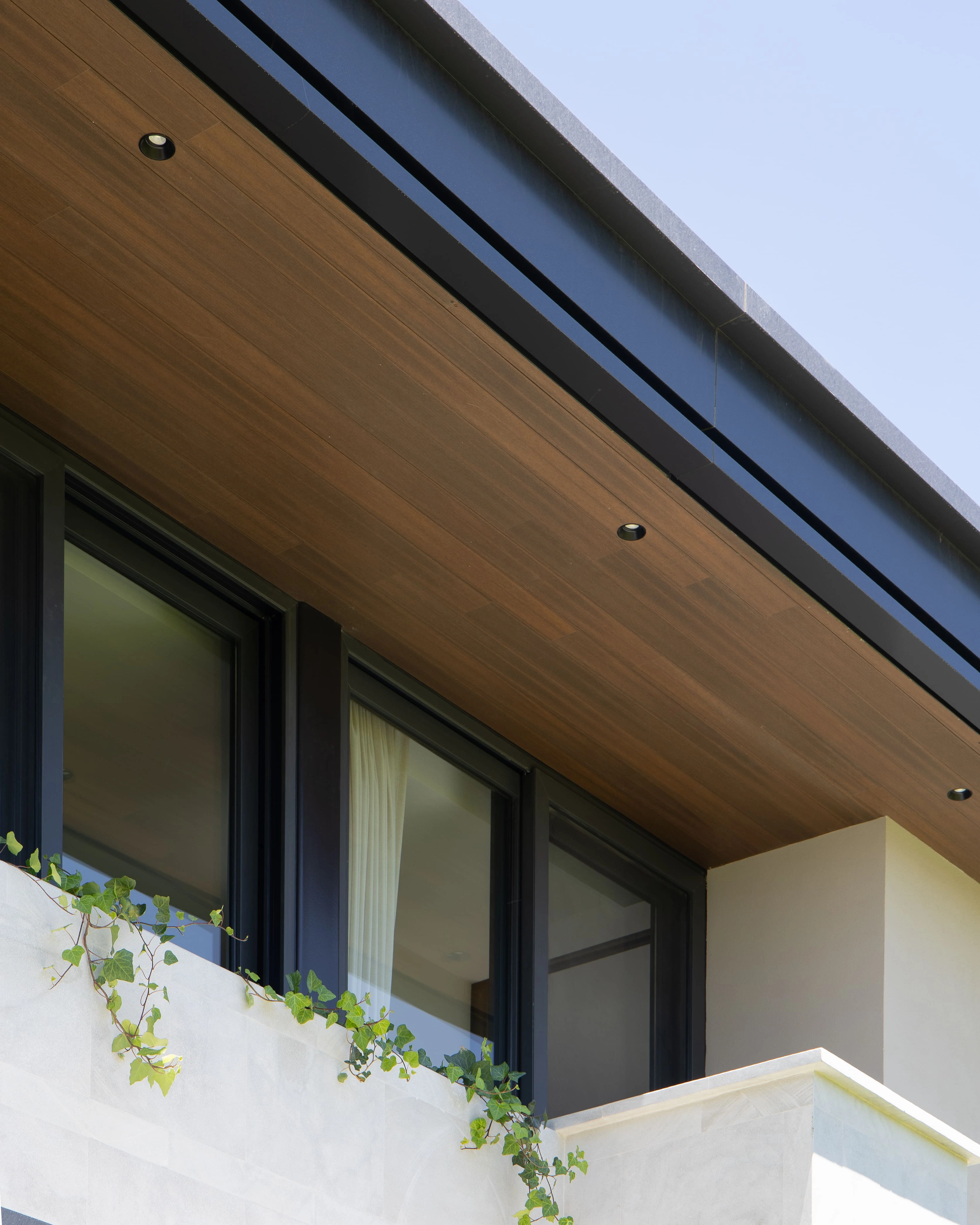 Terraza residencial con cancelería premium de aluminio y vidrio VEANI