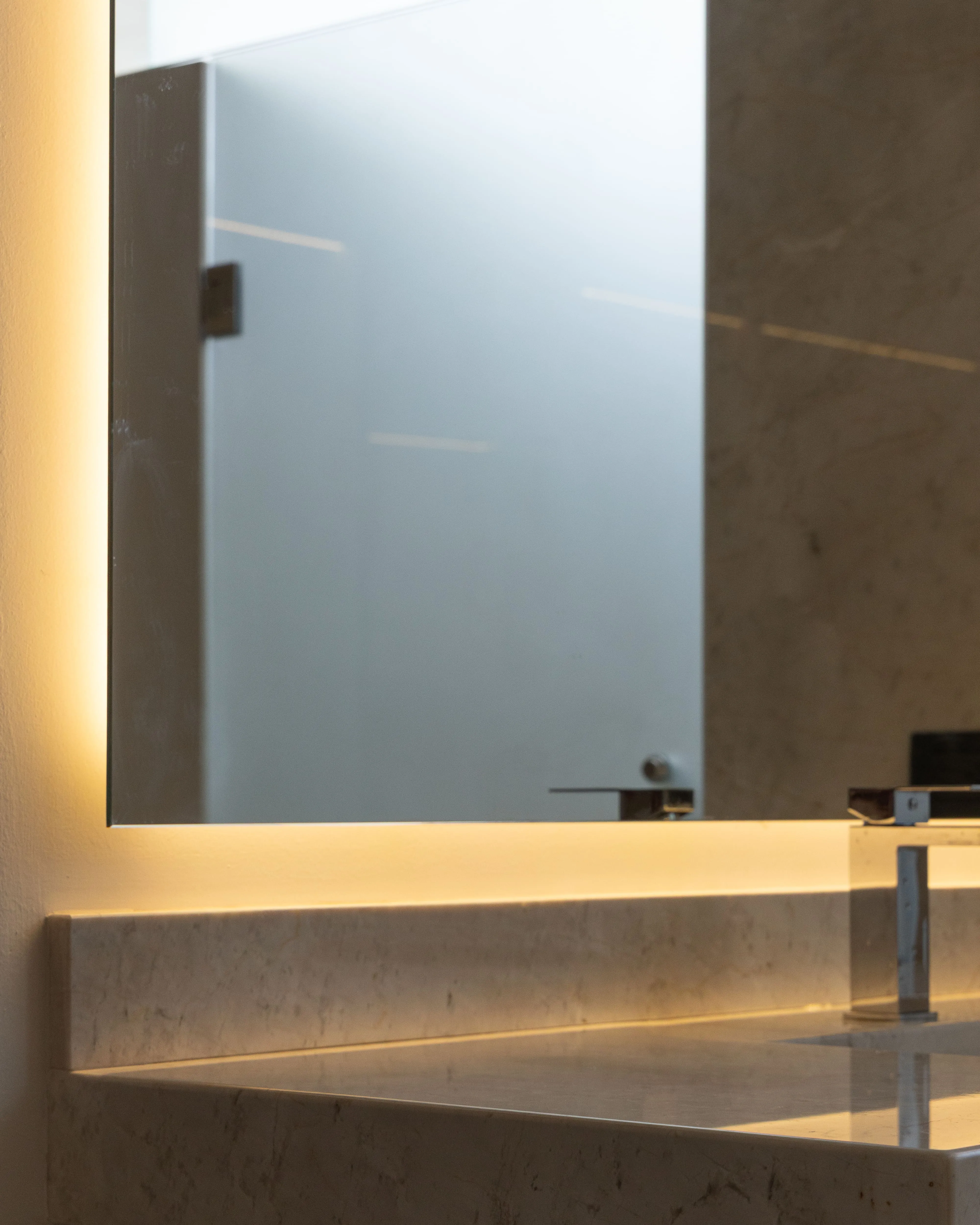 Espejo decorativo para baño residencial contemporáneo