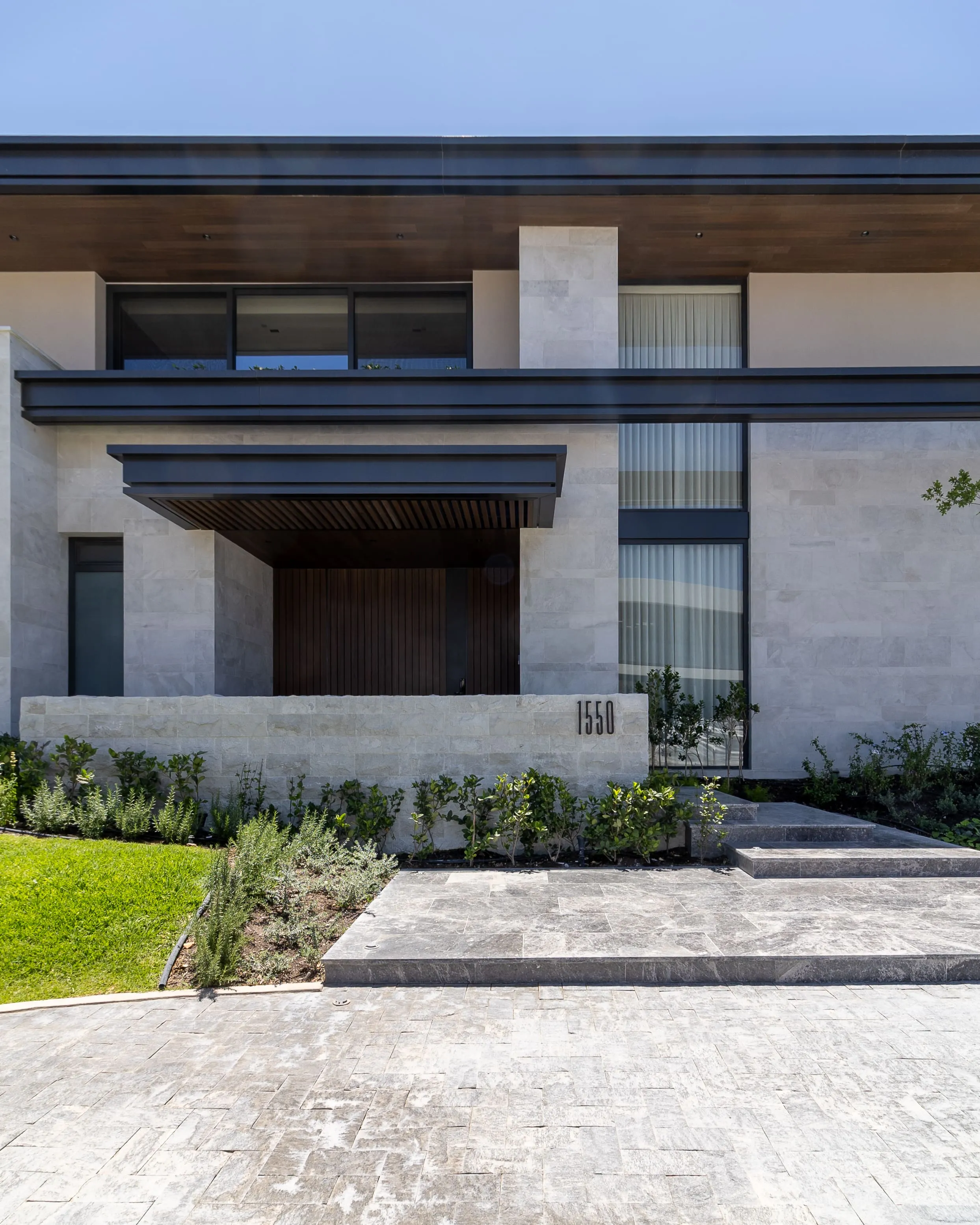 Fachada residencial con soluciones de cancelería VEANI