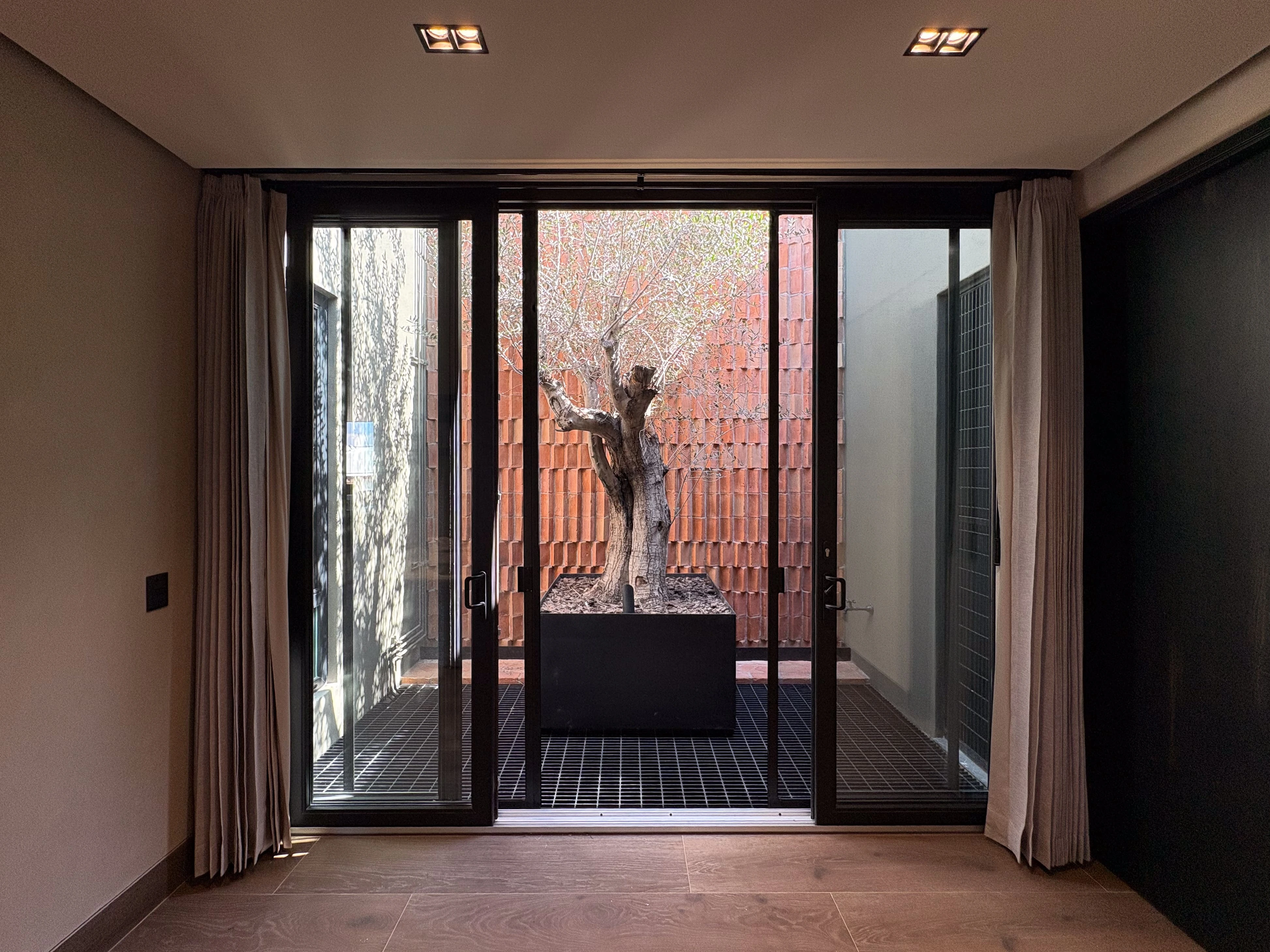 Grandes ventanales en residencia contemporánea