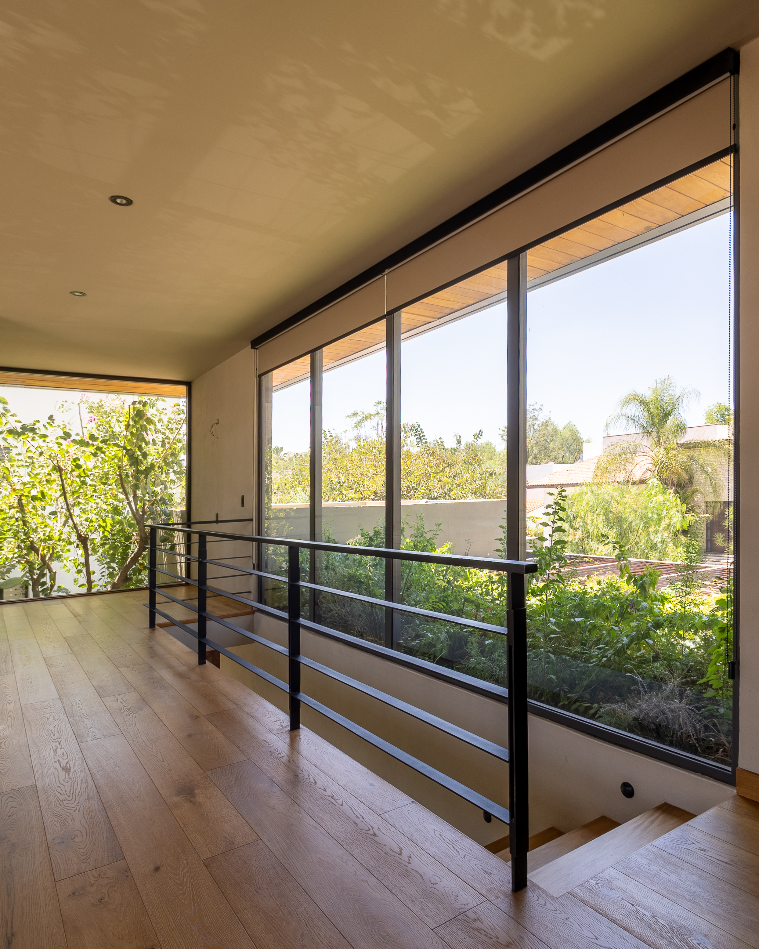 Cancelería residencial de aluminio y vidrio instalada en una casa contemporánea